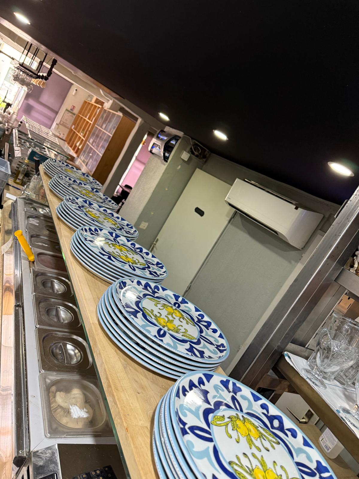 Cuisine avec assiettes artisanales italiennes