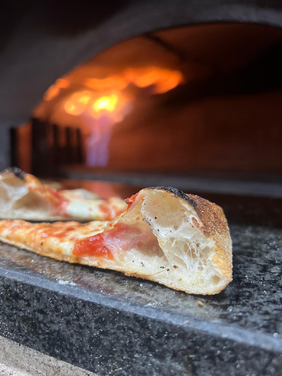 Pizza artisanale Bella Ciao sortie du four à bois - Le Grand-Lemps